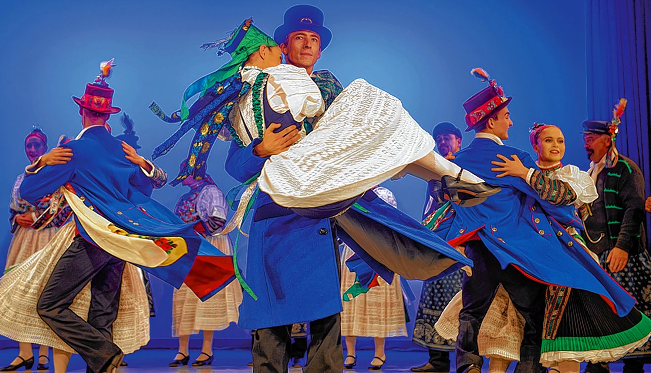 Ohara Clementi a Alexander Bolk jako kwasny por w »Blunjanskim kwasnym přezpolu« po choreografiji Juraja Kubánki  Foto: <b>nowinske foto/SLA</b>