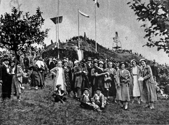Hora Mužský wyše čěskeho města Mnichovo Hradiště běše městnosć manifestaciskich zetkanjow.  Foto: <b>SKA</b>