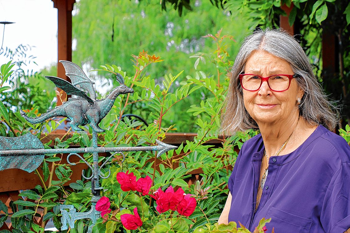Cathy Petersen, potomnica delnjoserbskich wupućowarjow do Iowy a spěchowarka jich serbskeho namrěwstwa. Zmij na wjertawce pokaza jeje zwjazanosć z Hochozu (Drachhausen), ródnej wsu jeje swójby.   Foto: <b>priwatne</b>
