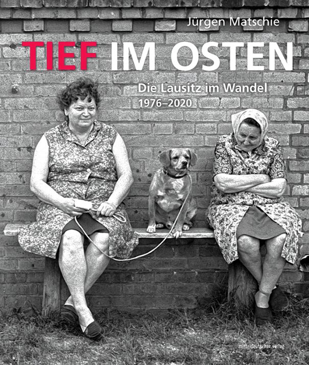 <b>Jürgen Maćij,</b> <i>Tief im Osten – Die Lausitz im Wandel 1976–2020</i>, 160 str., kruta wjazba, Halle 2021