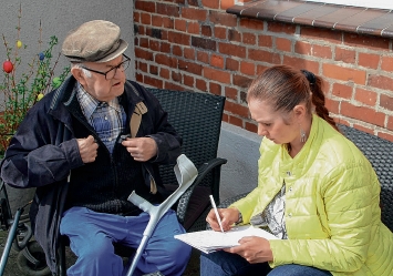 Awtorka pśinoska w rozgronje z Helmutom Kurjom w aprylu 2022   Foto: <b>Werner Měškank</b>