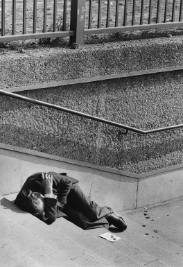 Disident na schodach do zabawjenskeho parka Wienskeho Pratera Foto: <b> Gerald Große</b>