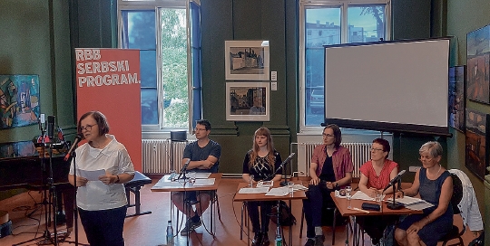 Christina Kliemowa wuwitajo gósći Finisaže 25. awgusta, za njeju wótlěwa M. Wjenk, J.-F. Ketlicojc, W. Barthold, I. Hustetowa a Ch. Piniekowa. Foto: <b>Viktor Zakar</b>