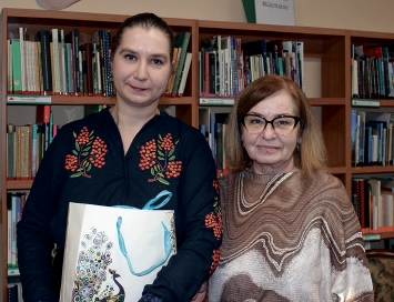 Referentka dr. Justyna Michniuk a direktorka biblioteki Ewa Dąbek.