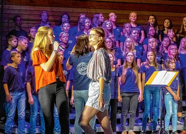 Lisa Marija Cyžec a Marie Luise Paškec w rólomaj Lejny a Aleny a chór pod nawodom Diany Šołćineje Foto: Hanka Šěnec