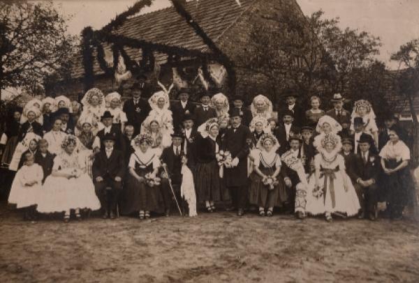 Swajźbna bildka starjejšych tśeśego naroda wót Carstena Jacoba, Elisabeth a Friedrich, kenž stej se dnja 18.10.1919 w Liškowje zmanźeliłej. Foto: Justyna Michniuk