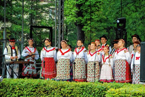 Zespół Górali Czadeckich »Watra« w dopołnje hynakšej słowjańskej pyše swójskich zderbnjonych narodnych drastwow Foto: Werner Měškank