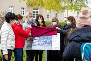 Składnostnje 125. narodnin dr. Marje Grólmusec su jej k česći 23. apryla w Radworju wopomnjenske lěto zahajili. Sakska krajna rada žonow je we wobłuku projekta »Žonjace městna Sakskeje« wopomnjensku taflu před tamnišej šulu za w lěće 1944 w kaceće Ravensbrück zahinjenu spjećowarku swjatočnje přepodała. Foto: Hanka Šěnec