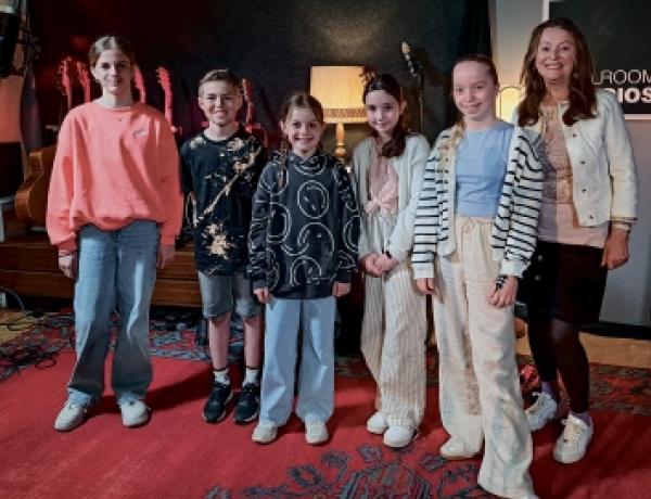 Po nahrawanju zestupachu so Marija Nukec, Aleksander Bjarš, Johanna Hermanec, Lubina Nukec, Josefina Špitankec a Marhata Cyžec-Korjeńkowa (wot lěwa na prawo) za skupinske foto.&amp;nbsp; Foto: Luisa Hermanec.