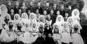 Hermann Worch z janšojskimi šulskimi źiśimi w lěśe 1925. Foto: © archiw Serbsko-nimskego muzeja w Janšojcach