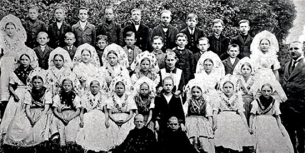 Hermann Worch z janšojskimi šulskimi źiśimi w lěśe 1925. Foto: © archiw Serbsko-nimskego muzeja w Janšojcach