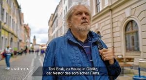 Toni Bruk w »Serby do kina« (Knut Elstermann w nadawku RBB, 2020) Screenshot: © rbb 2020/ Łužyca. Sorben ins Kino! / Serby do kina!
