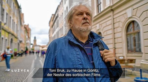 Toni Bruk w »Serby do kina« (Knut Elstermann w nadawku RBB, 2020) Screenshot: © rbb 2020/ Łužyca. Sorben ins Kino! / Serby do kina!