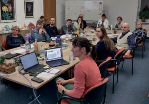 Cłonki a gósći strategiskeje kupki SROKA slěduju online-pśinoskam k diskusiji. Foto: Měto Nowak