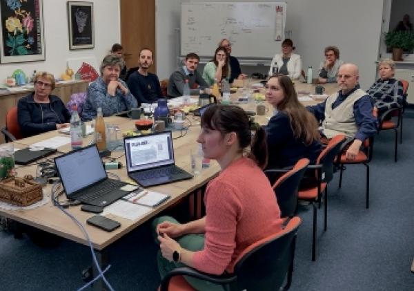 Cłonki a gósći strategiskeje kupki SROKA slěduju online-pśinoskam k diskusiji. Foto: Měto Nowak