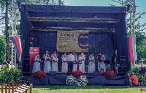Serbski ludowy ansambel na 2. Serbskem literarnem a muzikowem swěźenju w Lubinje (Błota). Fośe: V. Zakar
