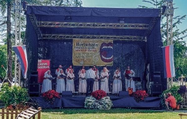 Serbski ludowy ansambel na 2. Serbskem literarnem a muzikowem swěźenju w Lubinje (Błota). Fośe: V. Zakar