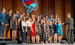 Studentski chór pod nawodom Michała Donata składnostnje 147. schadźowanki, kotraž je so znowa online wotměwała. Foto: Darius Budar