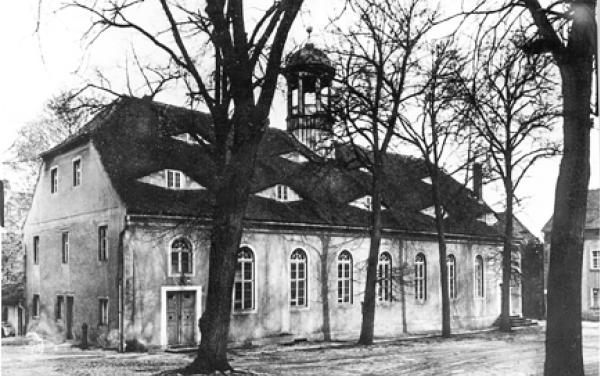 Spangenberg kaž tež Zinzendorf prědowaštaj wospjet w Małowjelkowskej modlerni, kotraž bu w lětomaj 1757/58 natwarjena. Wěžička na třěše bu 1764 přitwarjena. Foto: Błažij Nawka 1962. Serbski kulturny archiw