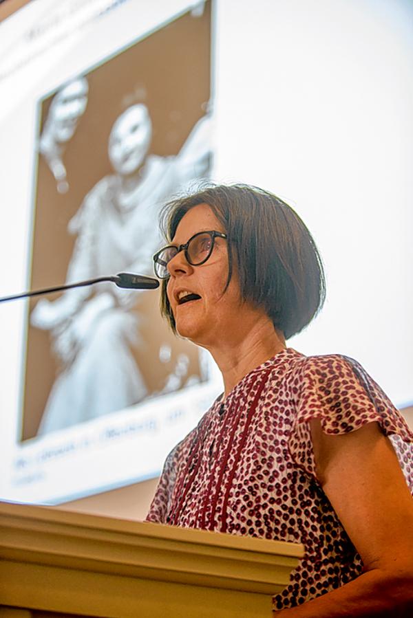 Birgit Sack přednošuje wo biografiji Marje Grólmusec. Referentka připowědźi, zo chce swoje slědźenja knižnje wozjewić. Foto: Maćij Bulank