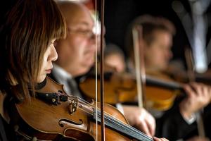 Před Schubertowej »Njedokónčenej« prezentowaše orchester SLA nowokompoziciju, kotraž zwjazuje słowjenskeho gitarista, serbski ludowy spěw a legendarneho němskeho dirigenta. Foto: nowinske foto/SLA