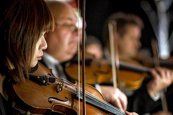 Před Schubertowej »Njedokónčenej« prezentowaše orchester SLA nowokompoziciju, kotraž zwjazuje słowjenskeho gitarista, serbski ludowy spěw a legendarneho němskeho dirigenta. Foto: nowinske foto/SLA