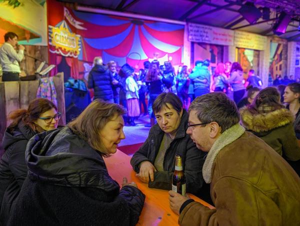 Nimo podprojektow wo galicišćinje w Španiskej, grjekskimaj rěčomaj greko a griko w Ital skej, iršćinje, sewjernej frizišćinje a okcitanšćinje w Francoskej wopřija projekt SMiLE tež podprojekt wo delnjo- a hornjoserbšćinje. Jón nawjedujetej Nicole Dołowy-Rybińska z Pólskeje akademije wědomosćow a Cordula Ratajczakowa (wotlěwa) ze Serbskeho institu ta, tule w rozmołwje na lóńšim Jolka-swjedźenju. Foto: Maćij Bulank