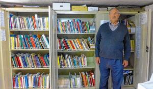 John Noack, lutherski farar a wučer nabožiny na wuměnku, ma wulke zasłužby wo załoženje a wuspěšne wuwiće serbskeho towarstwa w staće Victoria. Wobraz pokaza jeho před polcami biblioteki w domicilu serbskeho towarstwa w Melbournje nazymu 2018. Foto: Trudla Malinkowa