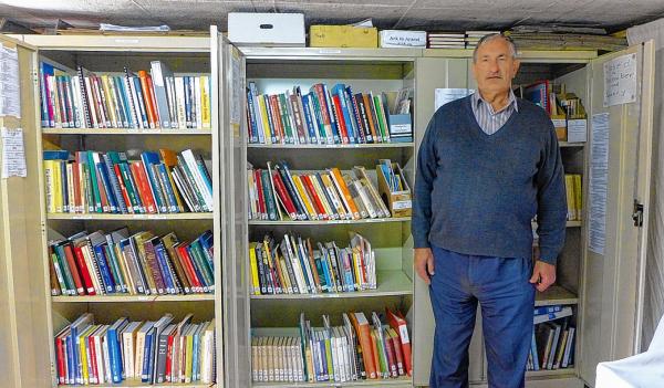 John Noack, lutherski farar a wučer nabožiny na wuměnku, ma wulke zasłužby wo załoženje a wuspěšne wuwiće serbskeho towarstwa w staće Victoria. Wobraz pokaza jeho před polcami biblioteki w domicilu serbskeho towarstwa w Melbournje nazymu 2018. Foto: Trudla Malinkowa