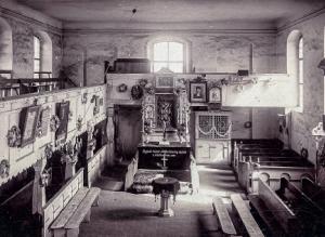 Nutřkowny napohlad stareje Žylowskeje cyrkwje do lěta 1905. Mjez interjerom je spó znać sadźba paramentow z lěta 1897. Wołtarny parament ma serbski napis. Foto: Max Werner, Serbski muzej Choćebuz Reprodukcija: Jürgen Maćij