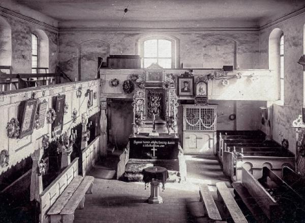 Nutřkowny napohlad stareje Žylowskeje cyrkwje do lěta 1905. Mjez interjerom je spó znać sadźba paramentow z lěta 1897. Wołtarny parament ma serbski napis. Foto: Max Werner, Serbski muzej Choćebuz Reprodukcija: Jürgen Maćij