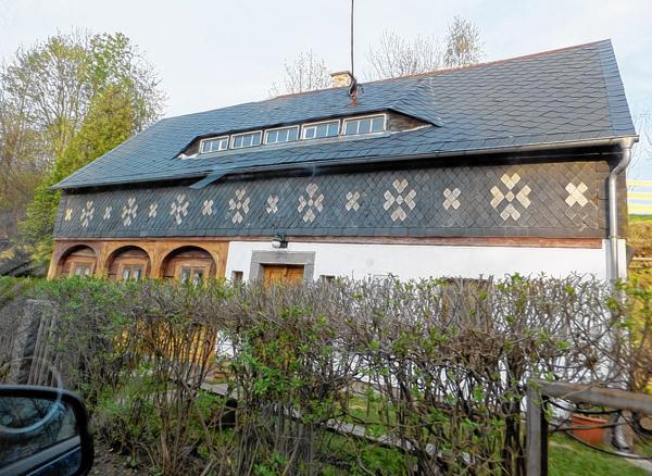 Tykowany dom w Šluknowje z křesćanskim křižom a dalšim škitnym znamjenjom Foto: Andrea Pawlikowa