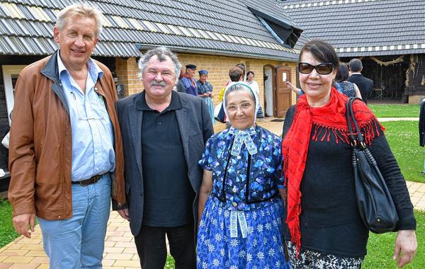 Wobdźělnicy 36. swjedźenja serbskeje poezije, wěnowany Janej Skali, podachu so 12. julija 2014 do Rowneho. Na tamnišim Njepilic dworje wuhotowachu awtorki a awtorojo literarnu bjesadu w mnohich rěčach. Kaž kóžde lěto na swjatku poezije bě mjez sobuskutkowacymi Beno Budar (2. wotlěwa). Dalši wobdźělnicy popołdnišeho zetkanja běchu tuneziska basnjerka Najet Adouani, Rownjanka Edit Pjenkowa a Benedikt Dyrlich (wotprawa). Foto: Monika Dyrlichowa