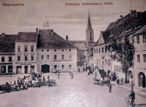 Pohladnica z lěta 1917, na prawym boku ze schodami: stara Wojerowska radnica – w žurli bě 1911 prěnja wustajeńca jutrownych jejkow. Priwatne wobsydstwo. Reprodukcija: Werner Sroka-Kinajchtski