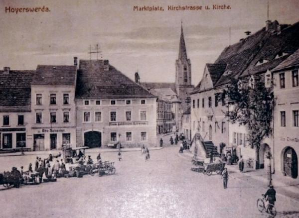 Pohladnica z lěta 1917, na prawym boku ze schodami: stara Wojerowska radnica – w žurli bě 1911 prěnja wustajeńca jutrownych jejkow. Priwatne wobsydstwo. Reprodukcija: Werner Sroka-Kinajchtski