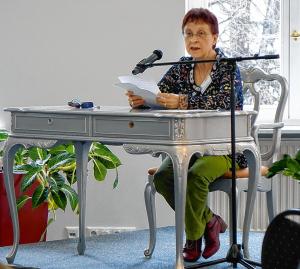 Cytanje Ingrid Hustetoweje na zarědowanju FDA njeźelu Foto: Jill-Francis Ketlicojc