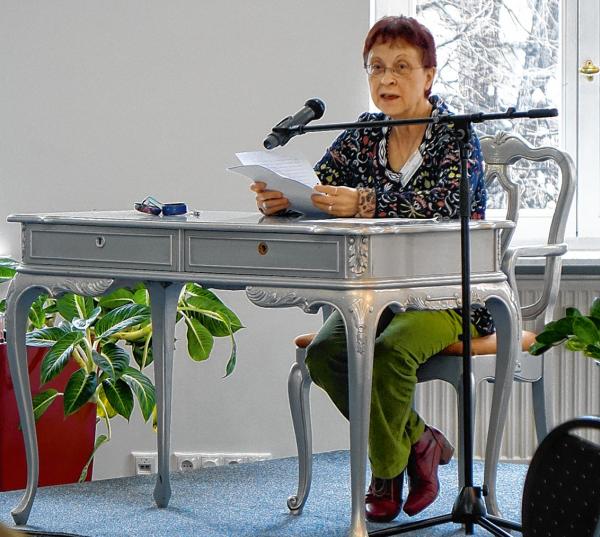 Cytanje Ingrid Hustetoweje na zarědowanju FDA njeźelu Foto: Jill-Francis Ketlicojc
