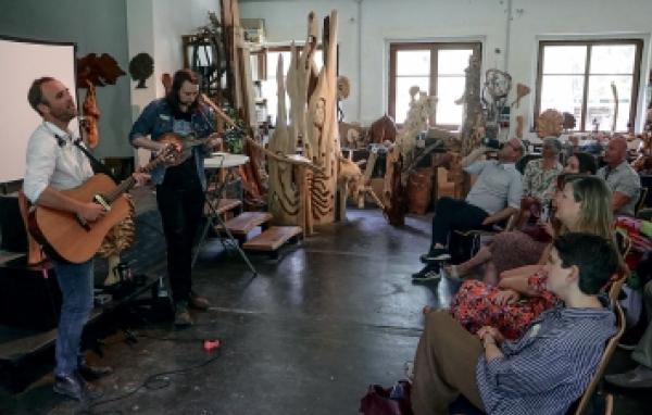 Serbska identita móže po mnohostronskich pućach nastać. To pokaza njedawno 27. zetkanje syće »TAKATAK« w Slepom. Něhdźe 20 wobdźělnikow je so tam wuměniło. Šěsć wuměłcow so bliže předstajichu. Duwo »Jacke Schwarz« (Jakub Čornak, Willy Stoyan) zetkanje hudźbnje přewodźeše. Fota: Andreas Kirschke