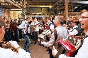 Wulkotna nalada w Hórkach: Spěwny wječor ze skupinu Cimbálová muzika Stupava, na wobrazu domoródni muzikanća Foto: Matej Dźisławk