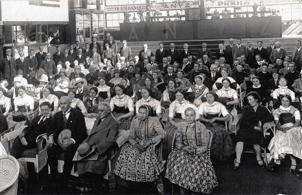 Serbska delegacija z Bjarnatom Krawcom (prědku, 3. wotlěwa) dnja 27. awgusta 1927 w Mladej Boleslavje Foto: Wokrjesny archiw, Mladá Boleslav