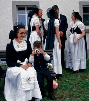 Młody dokumentarist mjez serbskimi kwasnymi hosćimi we Wěteńcy Foto: Gerald Große