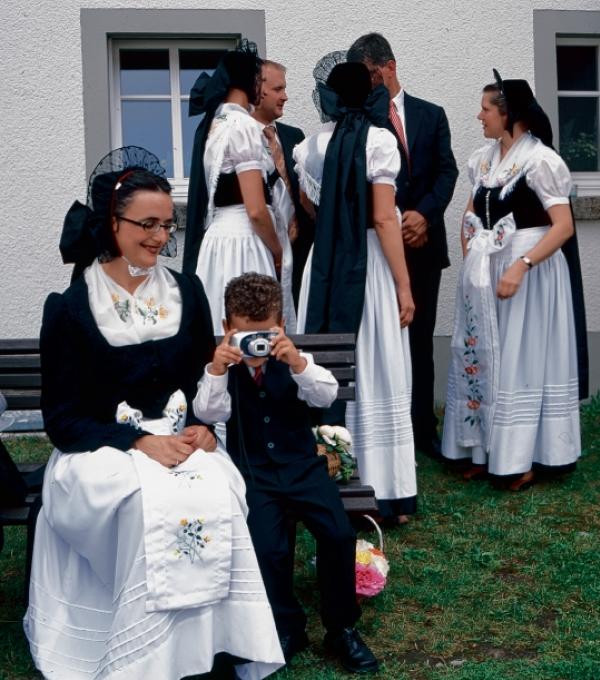 Młody dokumentarist mjez serbskimi kwasnymi hosćimi we Wěteńcy Foto: Gerald Große
