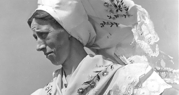 Ana Hasackowa, 1953. Tak by wóna na mnjo glědała, gaby ja gronił »pśedcytaś«. žrědło: zběrka familije Hasacki
