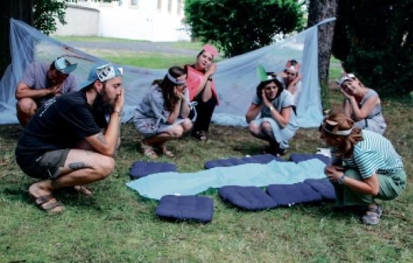 Źiśi su grajucy pśedstajili play-back-pěsnicku za starjejšych: Kake móŕske zwěrjeta pózmakajo mały kapitan Stani na swójej jězbje pó mórju. Dorosćone su grajucy spiwali za źiśi wó se wuchójźujucych małych psach, kenž su namakali wjeliku běłu kósć. Foto: Werner Měškank
