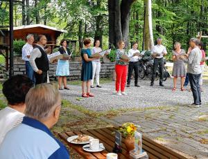 Chór Budyšin je 25. awgusta, Dnju Hornjeje Łužicy, na Čornoboze spě wał – prěni to zjawny wustup po korona-přestawce. Foto: Jurij Helgest
