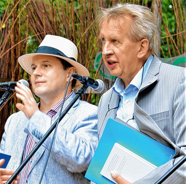 Janusz Wójcik (nalěwo) z Bene dik tom Dyrlichom 15. julija 2012 na zarjadowanju 34. swjedźenja serbskeje poezije, wěnowany Janej Radyserbej-Wjeli, w pólskej muzejowej wjesce Ochla njedaloko Zieloneje Góry Foto: Monika Dyrlichowa