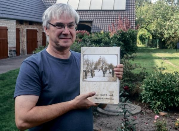 W lěta dołhim swědomitym slědźerskim dźěle nasta prěni dźěl Slepjanskeje wjesneje chroniki. Předsyda Hartmut Hantšo je hordy na předdźěło swojeho nana Helmuta&amp;nbsp;Hantša (1938–2021), kotryž hižo 1995 Slepjansku wjesnu chroniku wuda. Fota: Andreas Kirschke