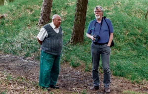 Walter Jacobs w rozgronje z Wernerom Měškankom pśed menkendorfskim groźišćom w maju, 2018. Foto: Bernd Bruno Meyer