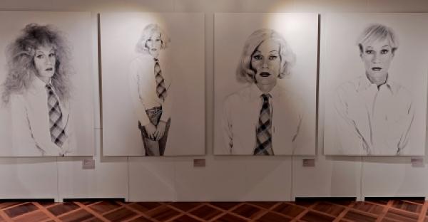 Wustajeńca ›Andy Warhol. Beyond Borders‹ pokazujo teke styri awtoportretow ze serije ›Altered Images‹. Reprodukcija: Mato Nowak