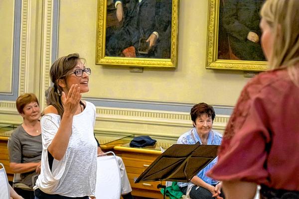 Přewšo pozitiwny wothłós žněješe koncert »Spěwy brunicowych kónčin«, za kotryž bě Walburga Wałdźic (nalěwo) ludowe spěwy znowa aranžowała. Foto: Hanka Šěnec